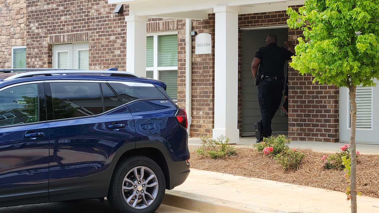 Woman shot on Hardwick Street in south Atlanta