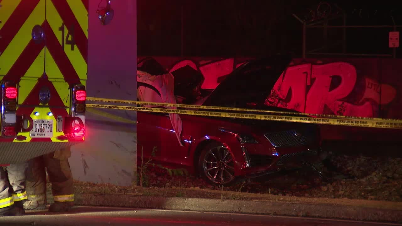 Man killed in deadly crash along Lee Street in southwest Atlanta Man killed in deadly crash along Lee Street in southwest Atlanta