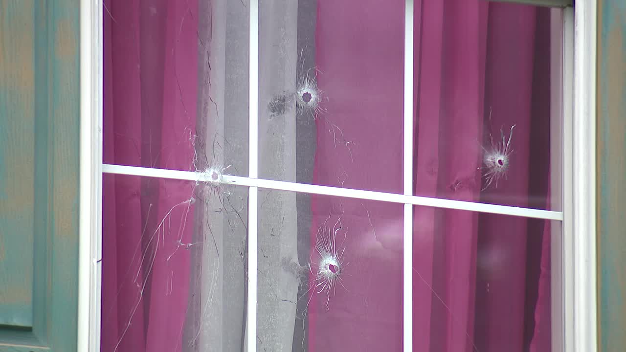 4 gunmen who return to bullet-riddled house to shoot it up again at ...