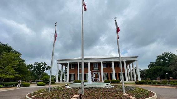 Georgia's first lady invites visitors back to governor's mansion