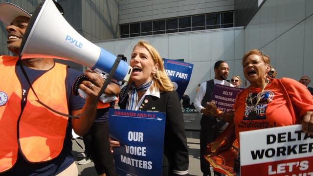 Pro-union Delta flight attendants rallying outside Atlanta airport