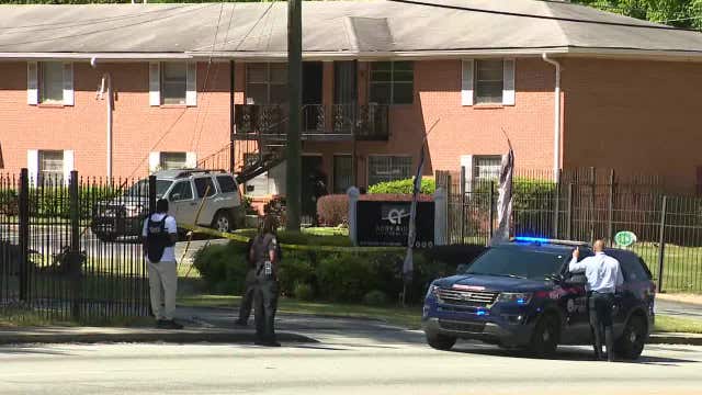 Woman reportedly shot by man at SW Atlanta apartment complex