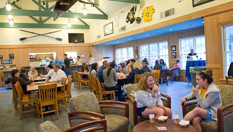 Students-eating-in-the-cafeteria.jpg