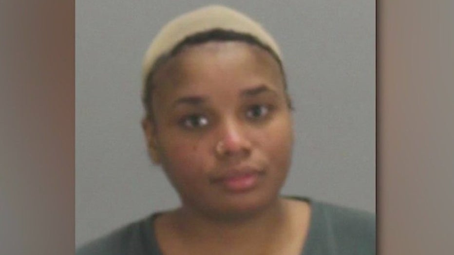 Que Maria Scott is charged with battery and disorderly conduct (Fulton County Sheriffs Office).