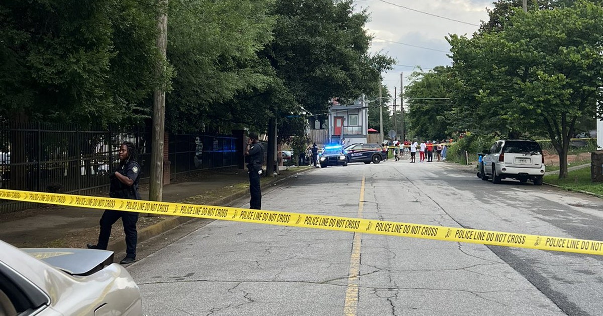 Triple shooting leaves 2 dead at southwest Atlanta apartment complex ...