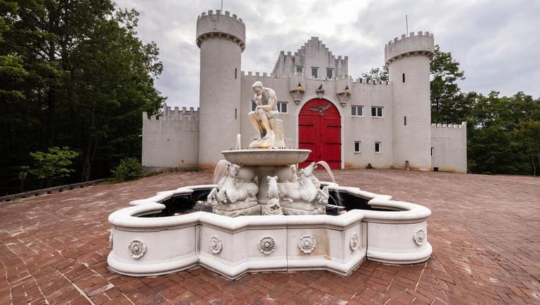 オランダ　Castle Furniture オーク手彫りコーベル　2個セット Bavarian castle open for exploration in Helen, Georgia | FOX 5 Atlanta