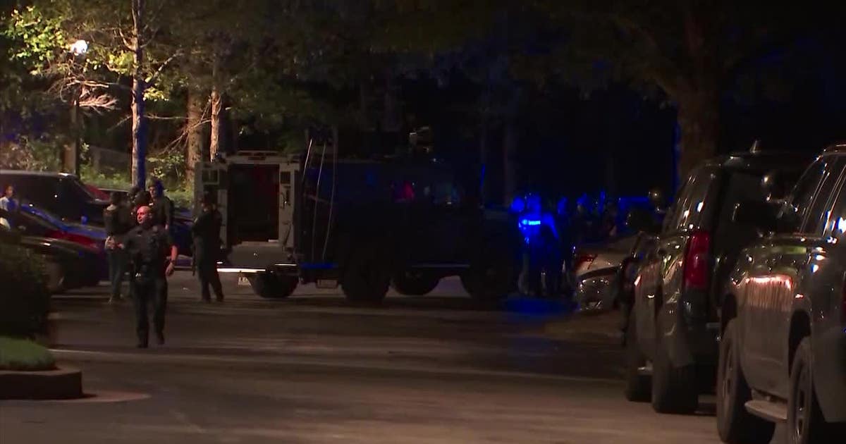 SWAT called to situation at Cobb County apartment complex | FOX 5 Atlanta