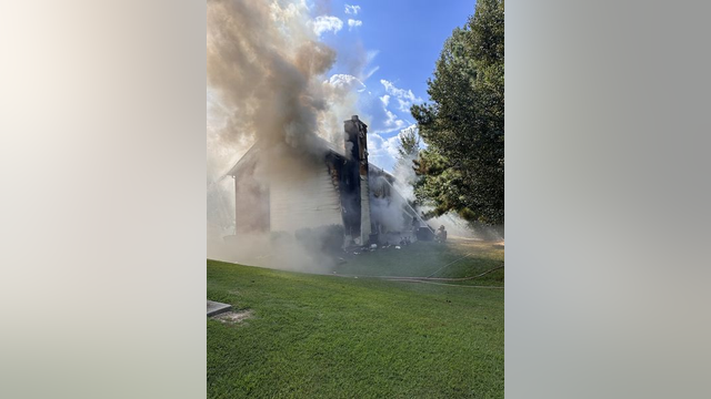Firefighters respond to house fires in Snellville an hour apart