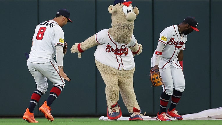 Braves mascot channels Derrick Henry with brutal stiff arm on
