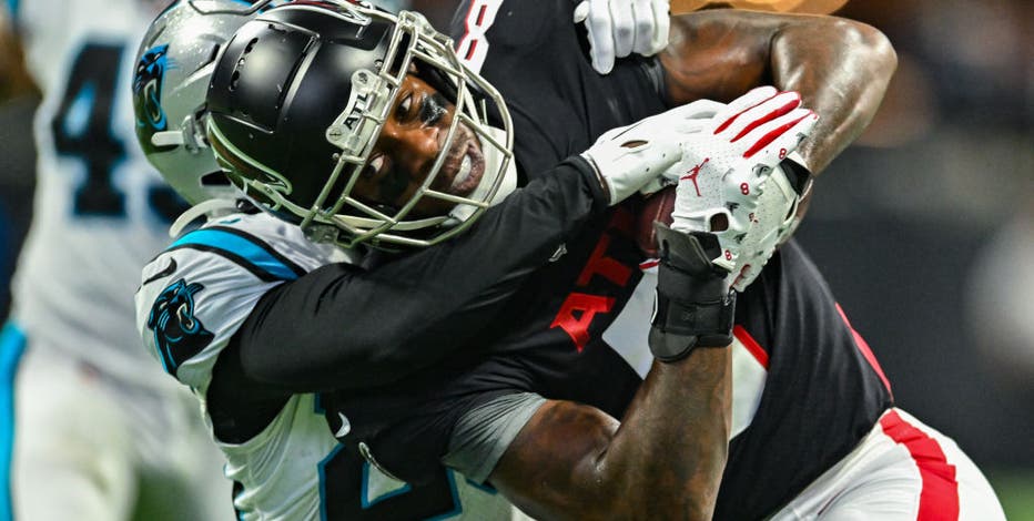 ATLANTA, GA – OCTOBER 30: Atlanta tight end Kyle Pitts (8) runs the ball  after a reception during the NFL game between the Carolina Panthers and the  Atlanta Falcons on October 30th