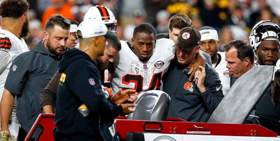 Nick Chubb carted off with knee injury