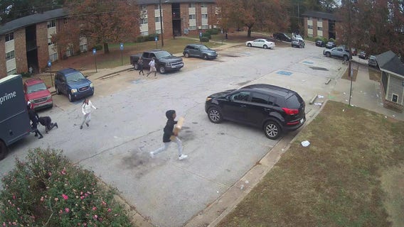 Video: Kids loot an Amazon delivery truck in southwest Atlanta