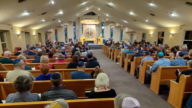 Roswell synagogue defies threats with unity at weekly Shabbat service