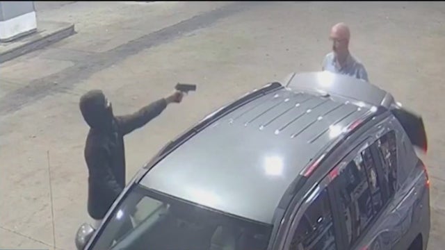 Masked men steal SUV at a gunpoint at Snellville convenience store