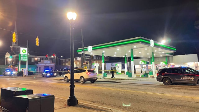 Teen shot during fight near SW Atlanta gas station, police say
