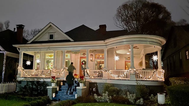 PHOTOS: Dozens attend annual Grant Park Candlelight Tour of Homes