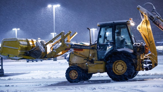 Nor'easter slams Northeast with a foot of snow, flash freeze could lead to dangerous travel in New England