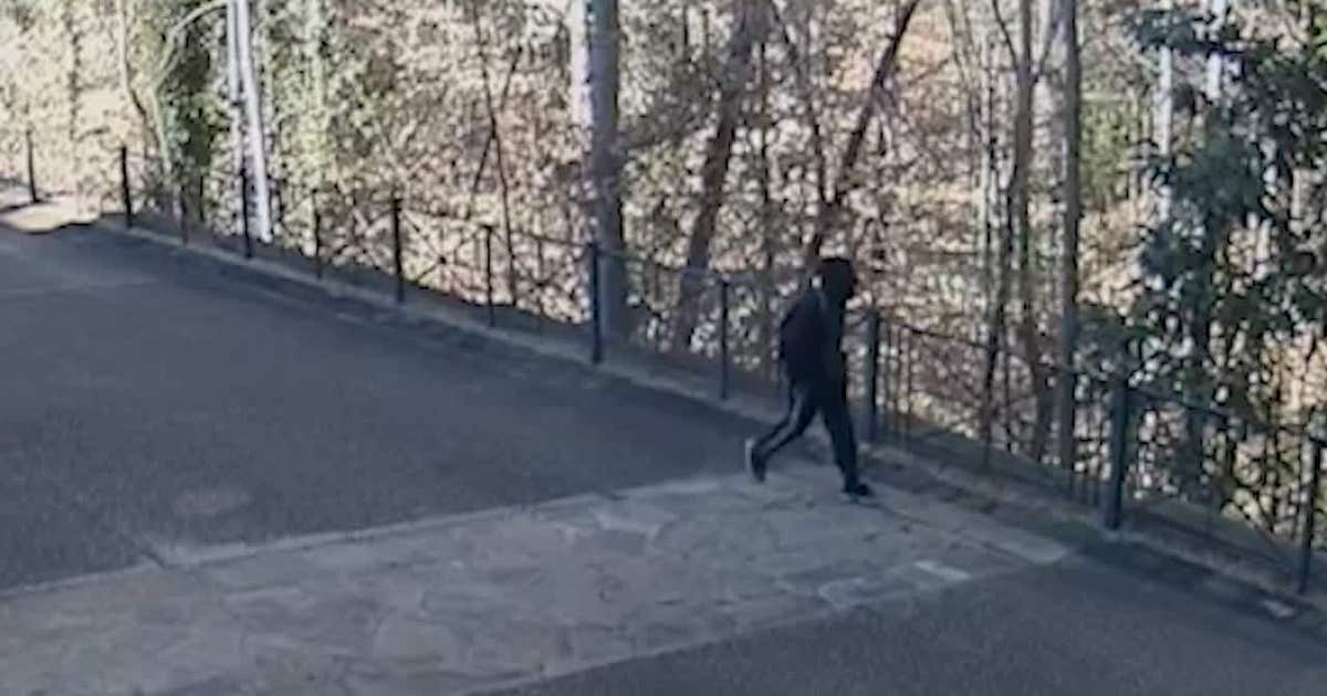Buckhead mansion bizarre burglary: Man caught on camera walking around ...