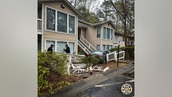 Car runs into Duluth apartment building