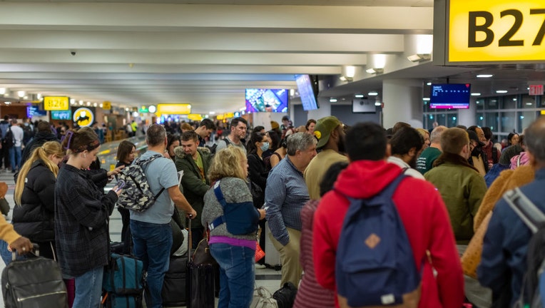 Passengers-wait-in-line.jpg