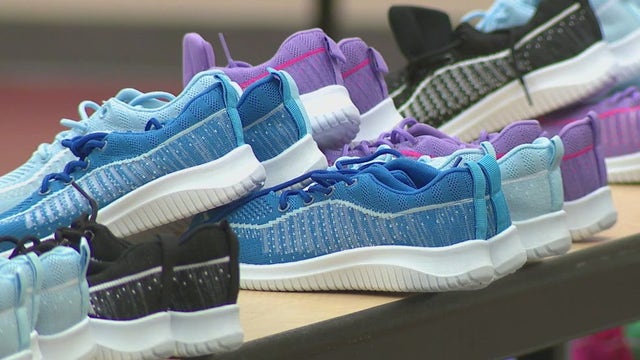 Flat Shoals Elementary students receive new shoes thanks to Thomas Breads