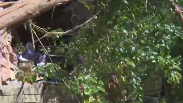 Driver fleeing police crashes into 2 houses in Acworth, Cobb County police say