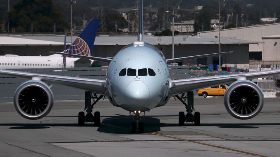 ARCHIVO - Un Boeing 787 Dreamliner taxis en la pista del Aeropuerto Internacional de San Francisco el 24 de abril de 2019, en San Francisco, California. (Foto de Justin Sullivan/Getty Images)