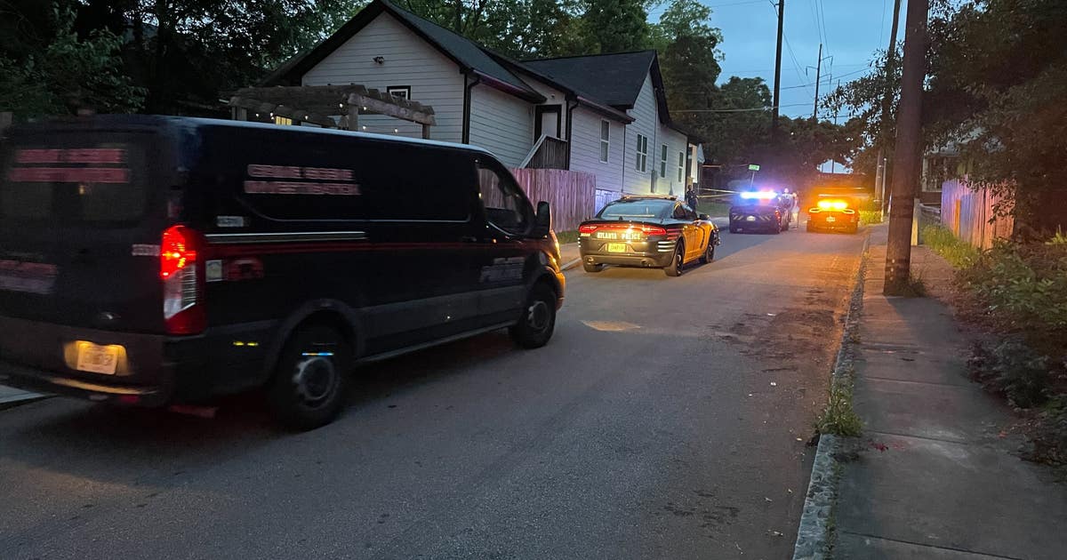 Woman shot while walking down southwest Atlanta street, shooter at ...