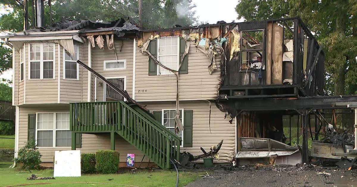 Family of 3 escapes burning home in Lithonia | FOX 5 Atlanta