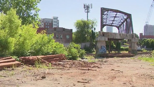 Photographer finds human skull near NW Atlanta train tracks