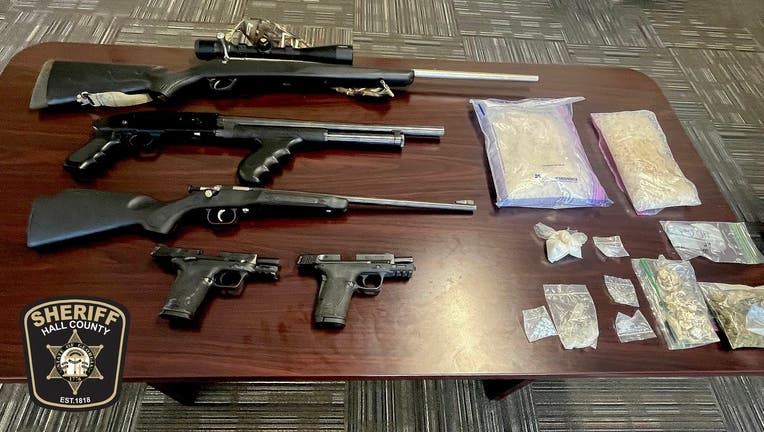 La Oficina del Sheriff del Condado de Hall publicó esta fotografía que muestra la incautación de narcóticos ilegales por valor de más de $120,000, incluidas más de tres libras de metanfetamina, junto con varias armas de fuego.
