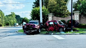 2 injured in Barrett Parkway collision, witnesses to crash sought