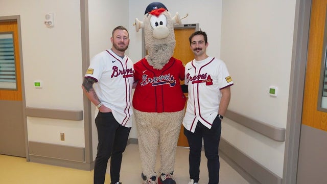 Braves players visit young cancer patients at Children's Healthcare