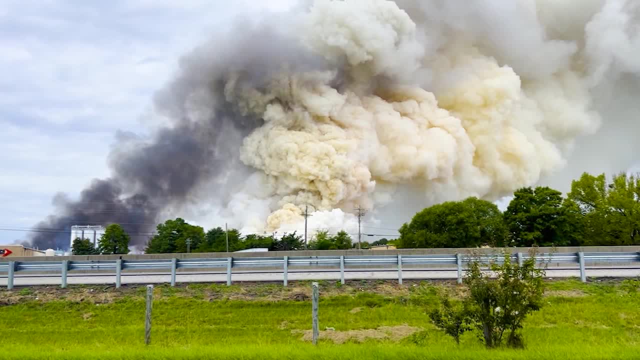 “Rockdale County Resumes Shelter-in-Place Orders Amid Chemical Fire Concerns at Conyers BioLab”[embed]https://www.youtube.com/watch?v=szjSJ7sKt2Y[/embed]