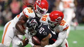 Mahomes throws 2 touchdown passes and the Chiefs’ defense preserves a 22-17 win over the Falcons