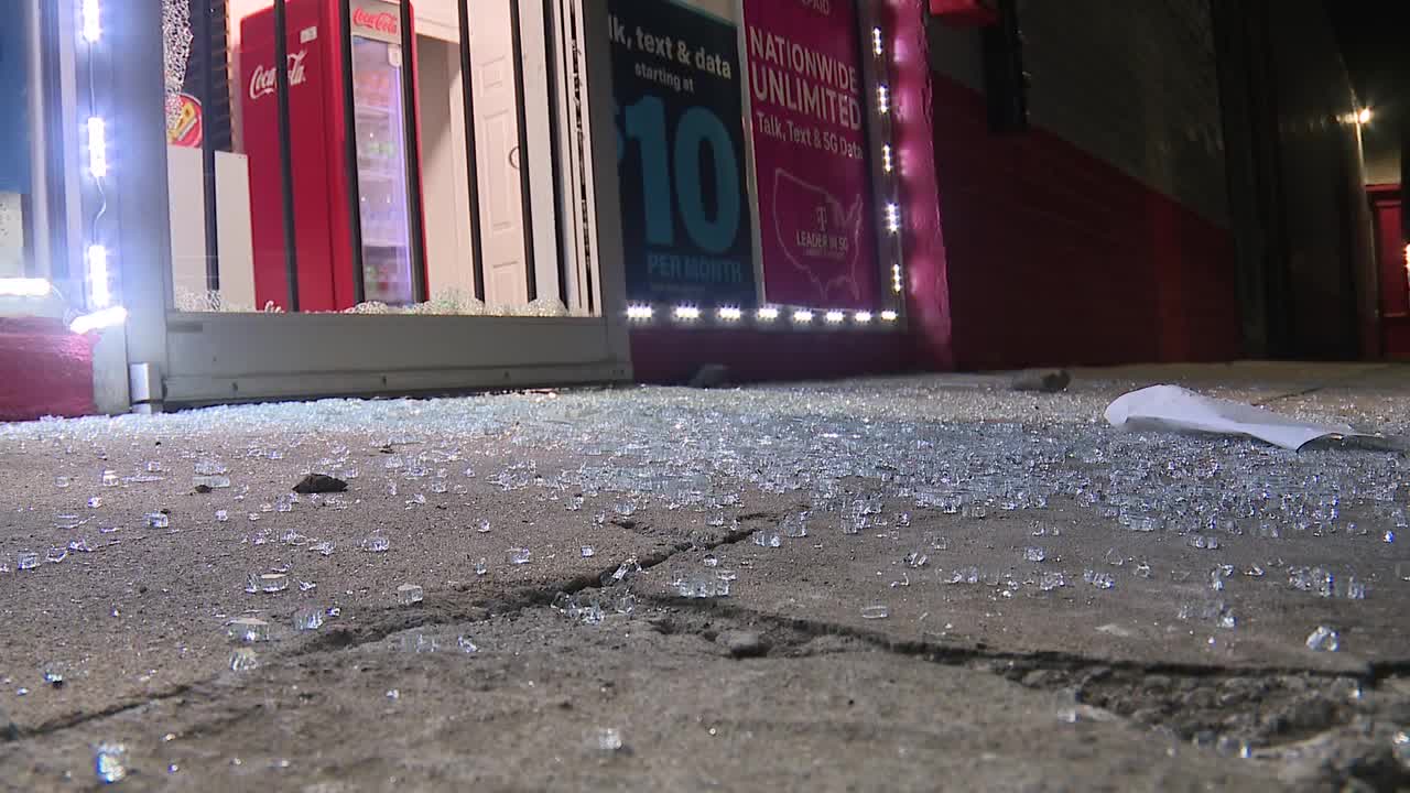 Thieves steal all the vapes from DeKalb County smoke shop | FOX 5 Atlanta