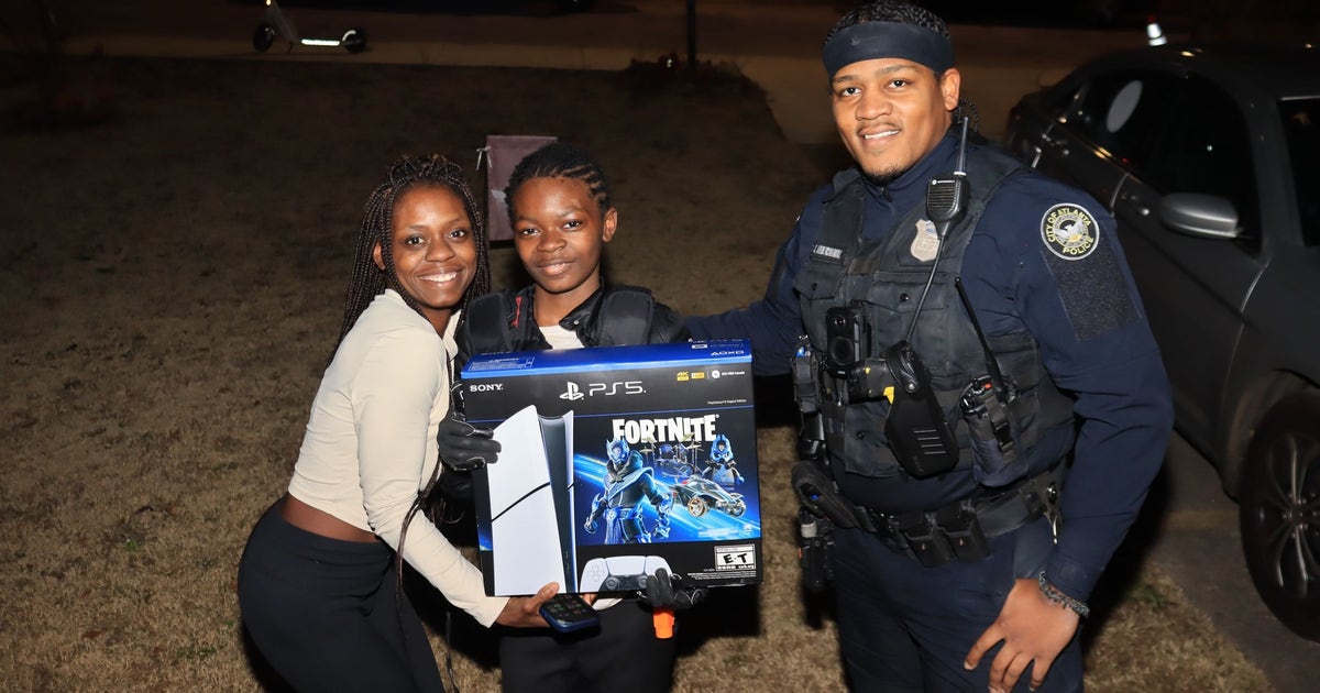 Atlanta police officer surprises 12-year-old with PS5 for Christmas ...