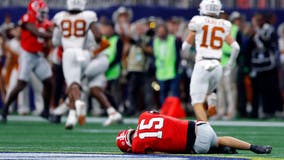 Georgia QB Carson Beck knocked out by hand injury in SEC championship game against Texas