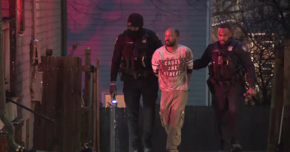 Man taken into custody after SW Atlanta house fire | FOX 5 Atlanta