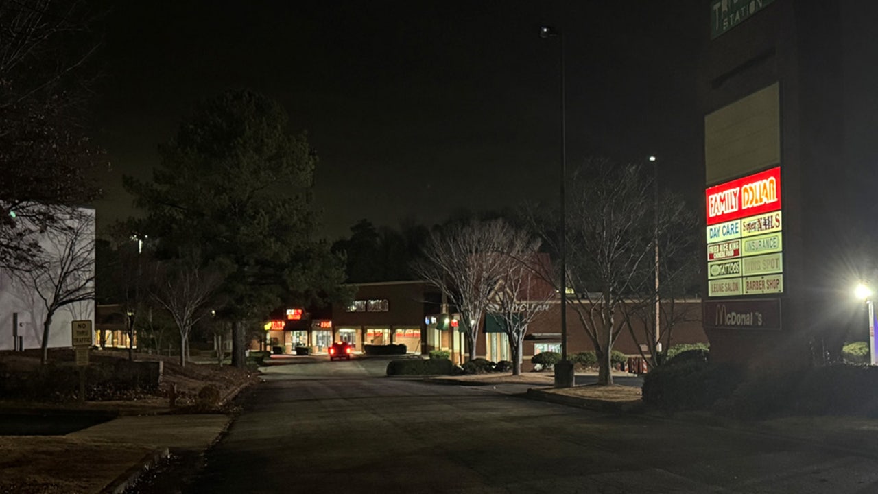 1 man dead, 1 wounded after shooting at South Fulton shopping center