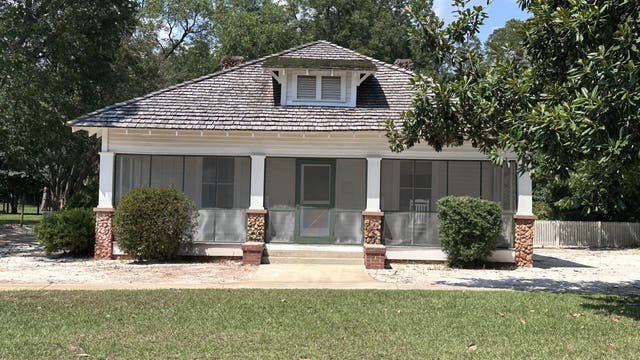 Jimmy Carter's motorcade stops at boyhood home before leaving Plains