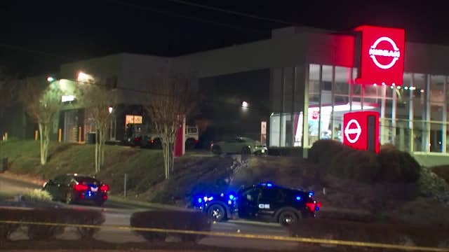 Officer shoots man during confrontation at Roswell car dealership