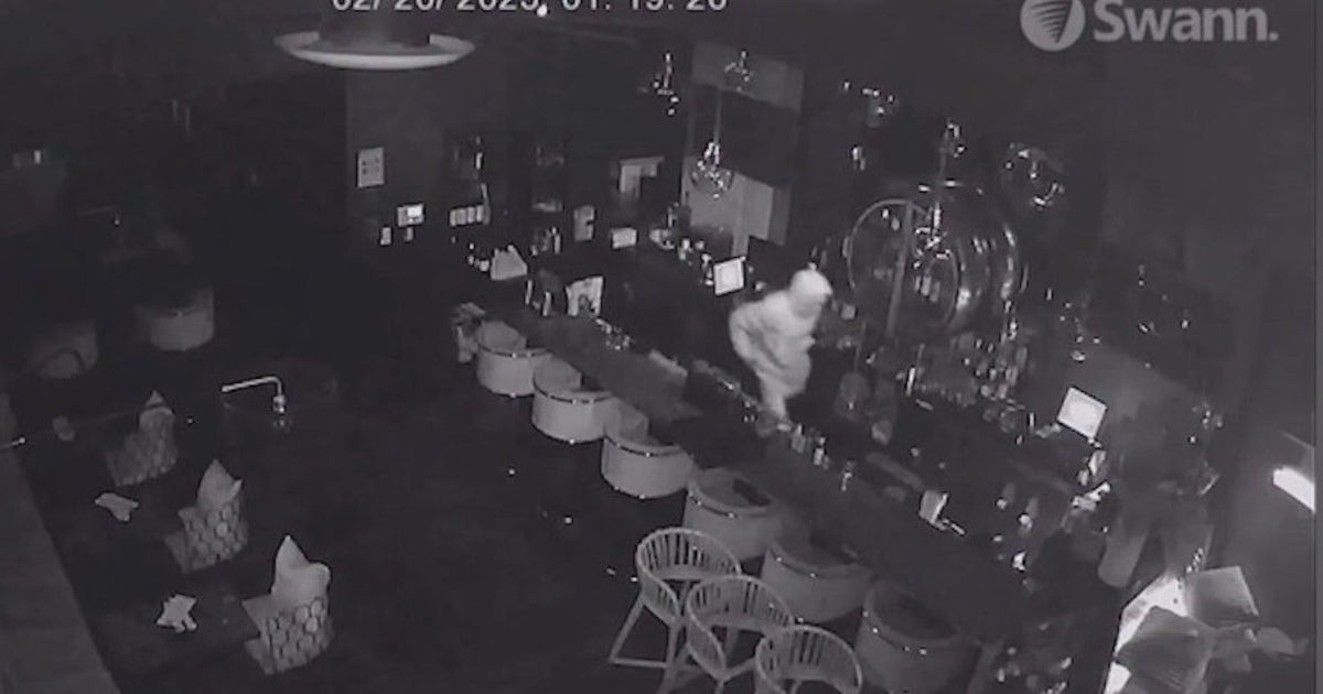 Thief caught on camera by South Fulton restaurant | FOX 5 Atlanta