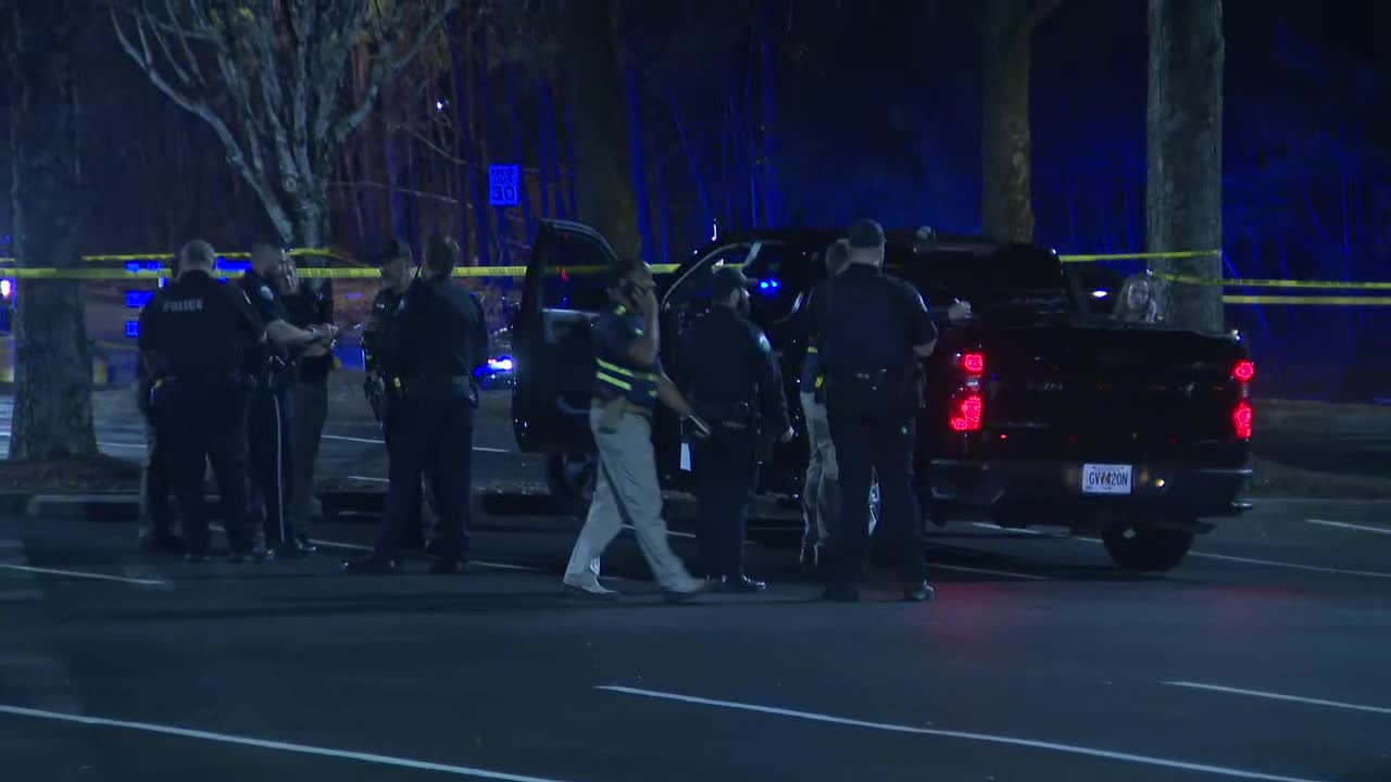Roswell police officer shot, killed responding to call off Holcomb Bridge Road