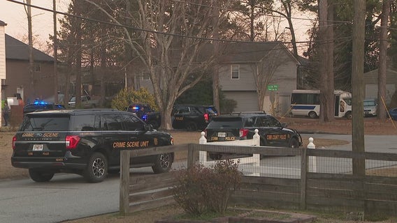 Cobb County police looking for robbery suspects