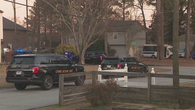 Cobb County police looking for robbery suspects