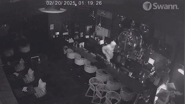 Thief caught on camera by South Fulton restaurant