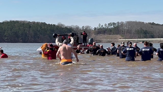 Hundreds in Acworth take polar plunge for Special Olympics