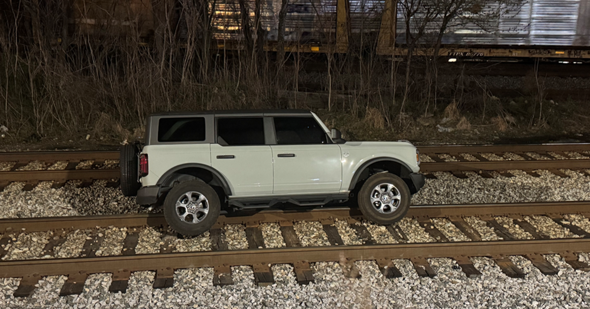 Driver gets stuck on railroad tracks near Marietta Street | FOX 5 Atlanta