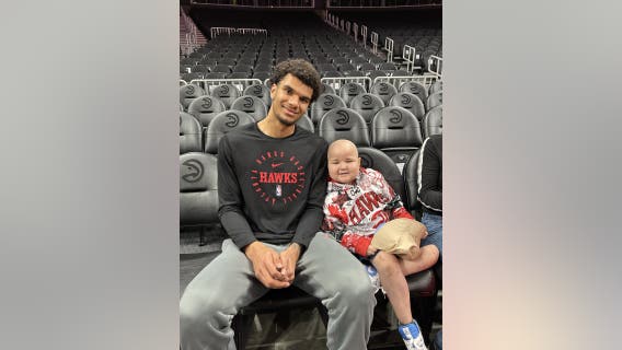 Atlanta Hawks hang out with 6-year-old brain cancer patient